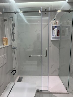 Hair dryer, bidet, towels, soap - Beautiful 2-bedroom apartment with AC in vibrant Tangier (Tangier)