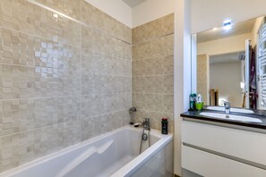 Chuveiro, toalhas de banho