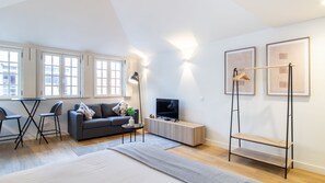 Iron/ironing board, free WiFi, bed sheets - Caldeireiros 95 | Bright Studio by LovelyStay (Porto)