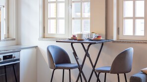 Fridge, microwave, oven, stovetop - Caldeireiros 95 | Bright Studio by LovelyStay (Porto)