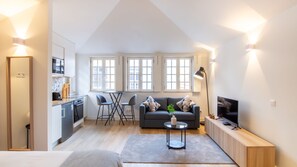 Iron/ironing board, free WiFi, bed sheets - Caldeireiros 95 | Bright Studio by LovelyStay (Porto)