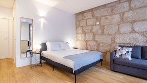 Iron/ironing board, free WiFi, bed sheets - Caldeireiros 95 | Stylish Studio by LovelyStay (Porto)