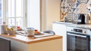 Kühlschrank, Ofen, Herdplatte, Wasserkocher mit Kaffee-/Teezubehör