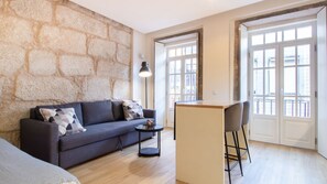 TV - Caldeireiros 95 | Stylish Studio by LovelyStay (Porto)