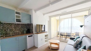 Un apartamento moderno con cocina, comedor y balcón con vistas.