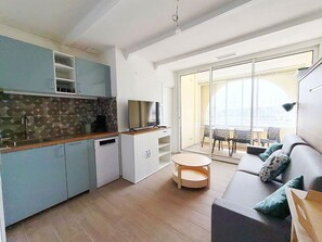 Eine moderne Wohnung mit Küche, Essbereich und einem Balkon mit Blick.