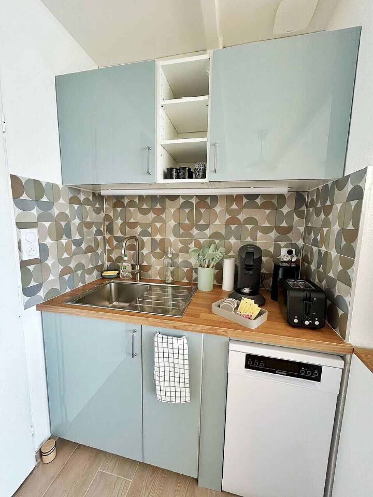 Geladeira, micro-ondas, lava-louças, cafeteira/chaleira