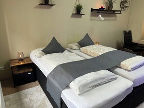 1 habitación, tabla de planchar con plancha, wifi gratis y ropa de cama 