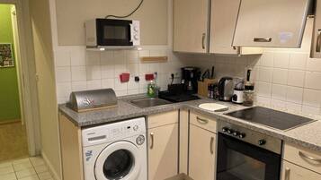 Køleskab, mikrobølgeovn, ovn, kogeplade