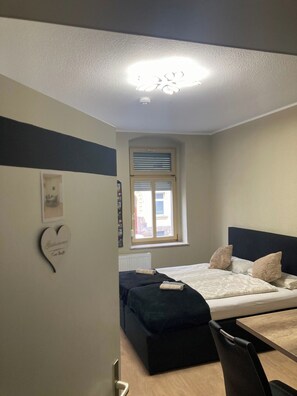 1 dormitorio, tabla de planchar con plancha, ropa de cama