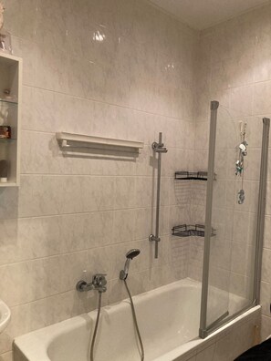 Hair dryer, towels, soap, toilet paper - Adam's Pension (Chemnitz)
