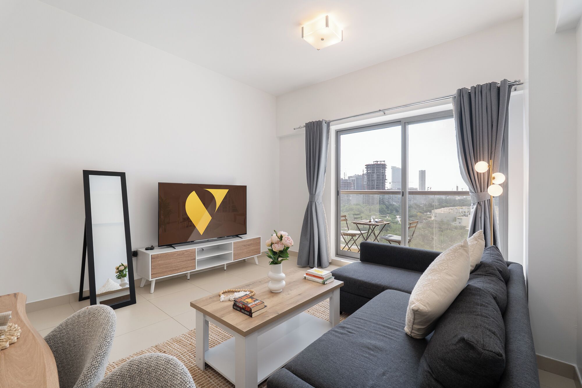 Departamento de lujo, balcón, vista a la ciudad | Área de sala de estar | Smart TV de 65 pulgadas con canales por cable 