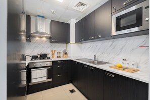 Luxury Apartment, Balcony, City View | Private kitchen