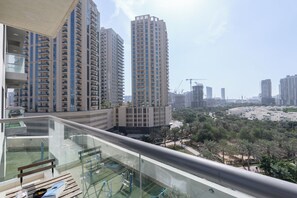 Luxury Apartment, Balcony, City View | In-room dining