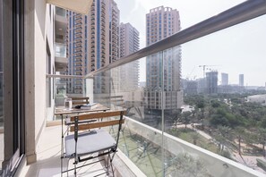 Luxury-Apartment, Balkon, Stadtblick | Essbereich im Zimmer