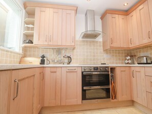 Dishwasher, cookware/dishes/utensils - Flat 2, Moonrakers (St Ives)