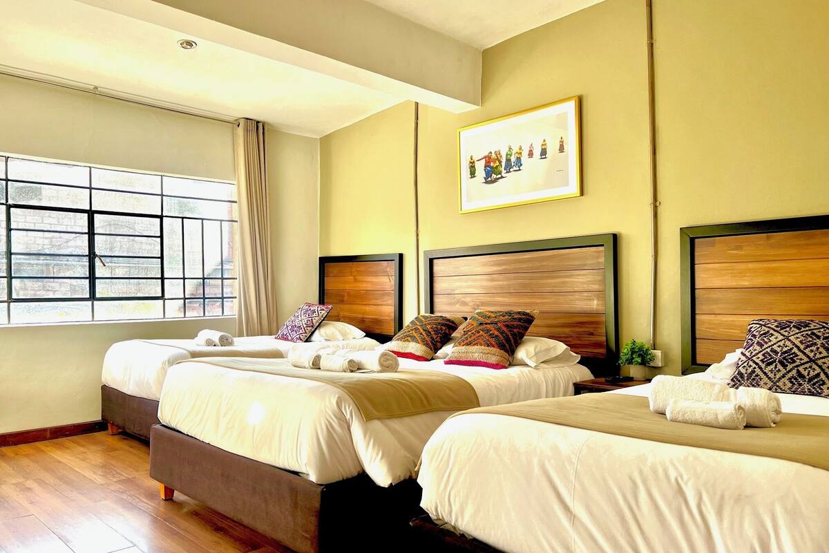 Habitación cuádruple clásica | Sábanas de algodón egipcio, ropa de cama de alta calidad y wifi gratis