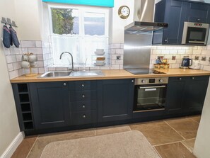 Dishwasher, cookware/dishes/utensils - Tyg Cottage (Ripon)