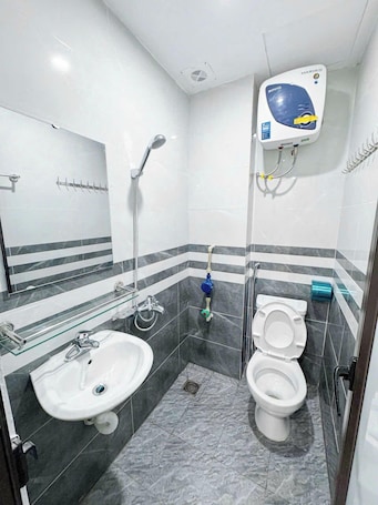 Deluxe Studio, Balcony, Pool View | Bathroom | Shower, free toiletries, hair dryer, towels