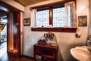 Secadora de cabello, toallas, jabón, papel de baño 