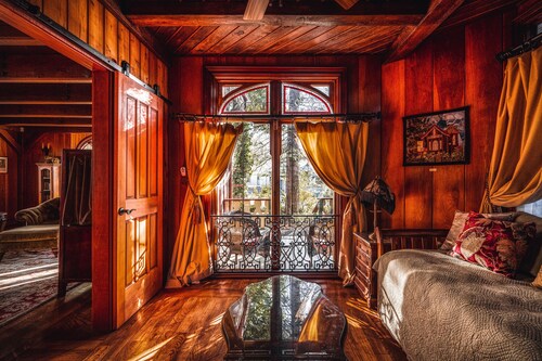 Two Room Inn · Historic Victorian on Broad Street, Downtown Nevada City