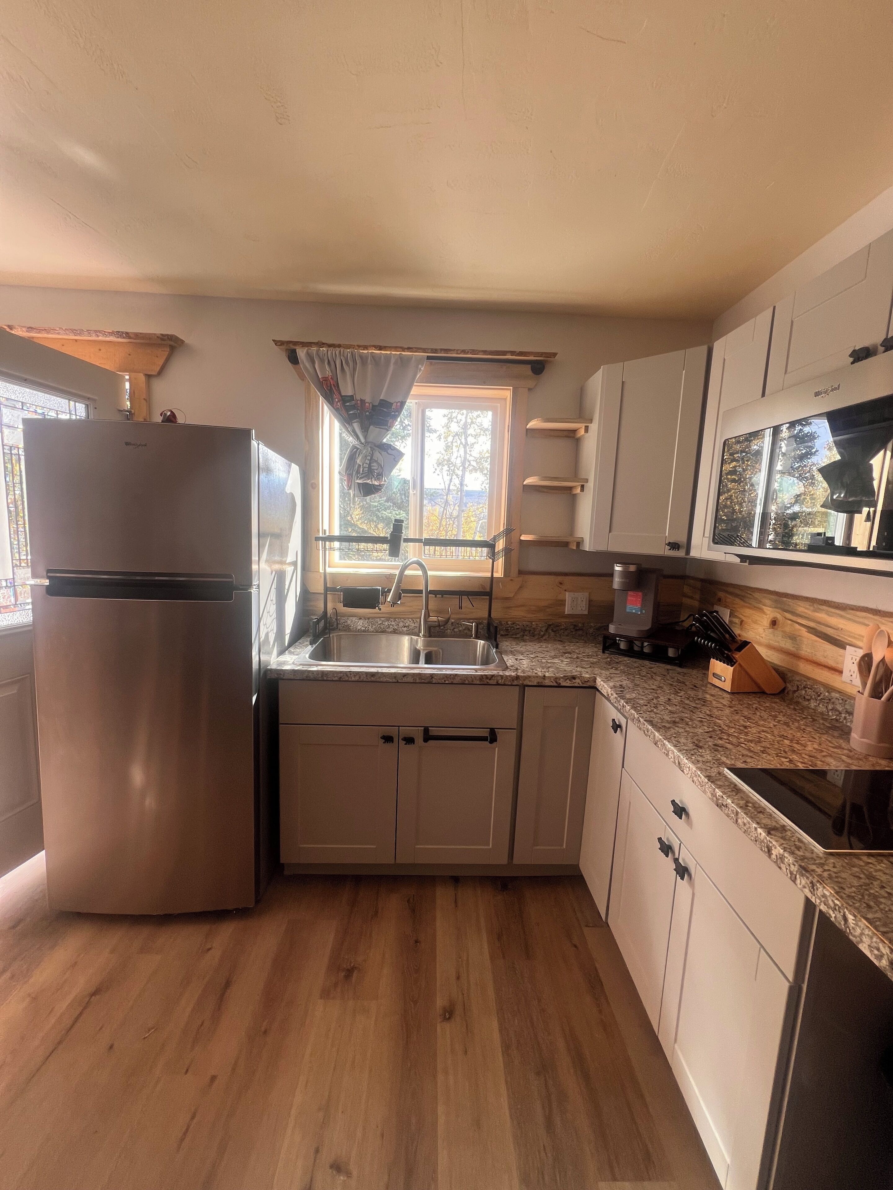 Réfrigérateur, micro-ondes, plaque de cuisson, cafetière/bouilloire