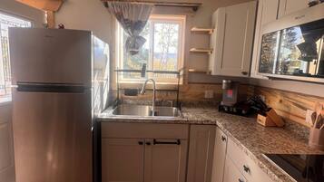 Réfrigérateur, micro-ondes, plaque de cuisson, cafetiÚre/bouilloire