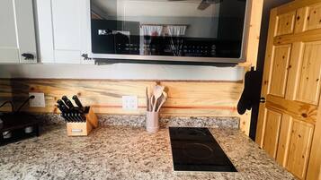 Réfrigérateur, micro-ondes, plaque de cuisson, cafetiÚre/bouilloire