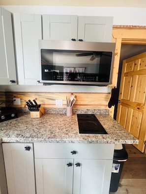 Kühlschrank, Mikrowelle, Herdplatte, Wasserkocher mit Kaffee-/Teezubehör