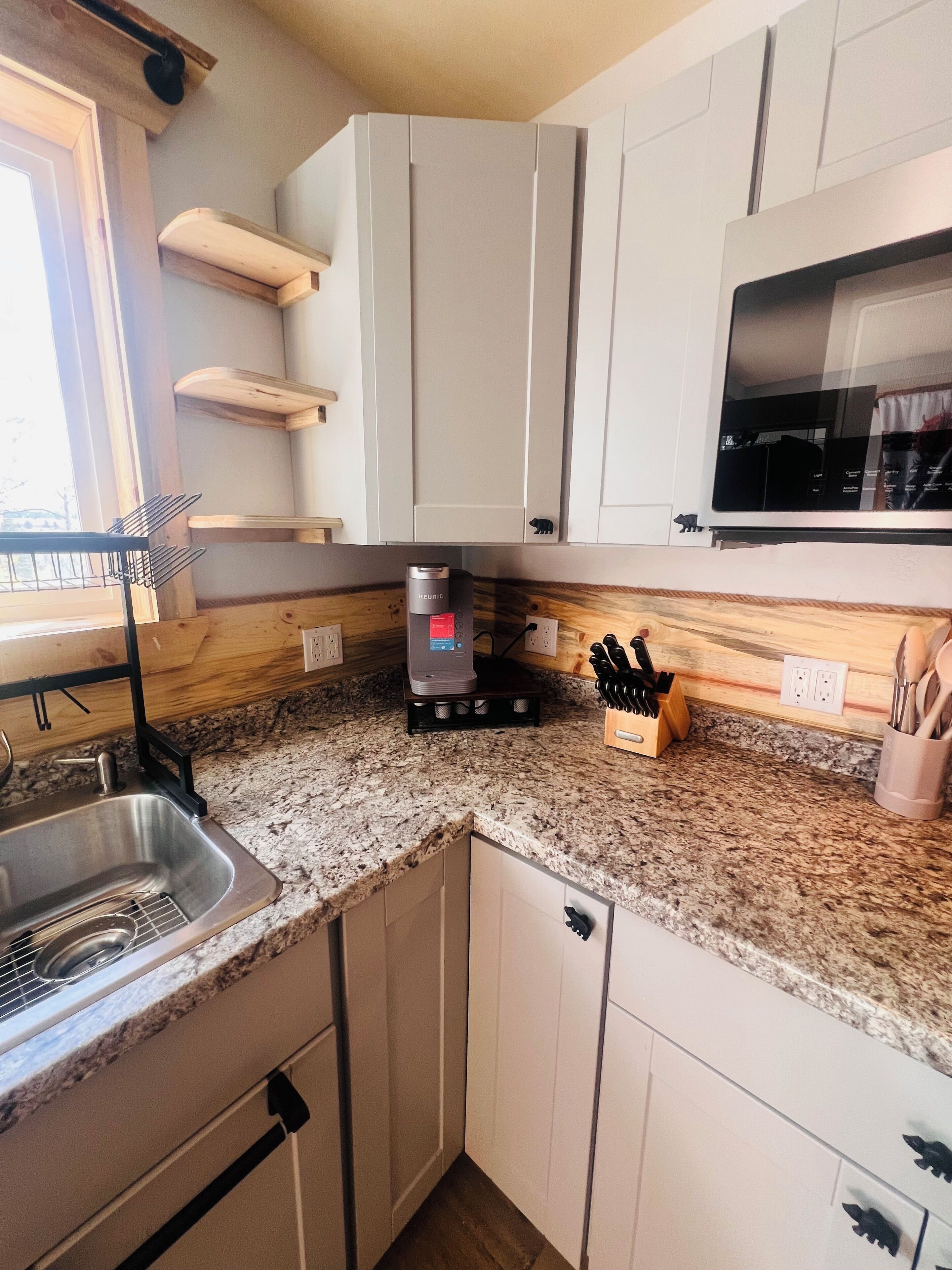 Kühlschrank, Mikrowelle, Herdplatte, Wasserkocher mit Kaffee-/Teezubehör