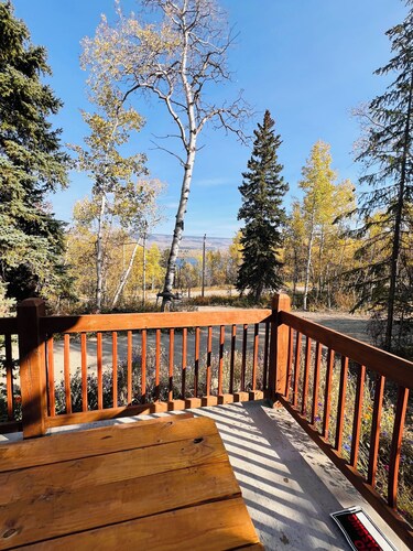 Rising Wolf Getaway: pet friendly 2-bedroom cabin in beautiful Babb, Mt.