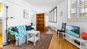 Smart TV, offices - Convenient Studio in Trendy Inner-City Suburb (Surry Hills)