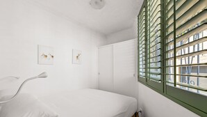 Desk, iron/ironing board, Internet, bed sheets - Convenient Studio in Trendy Inner-City Suburb (Surry Hills)