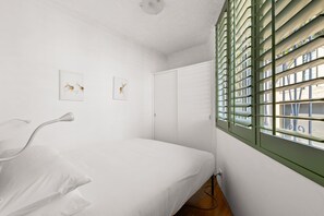 Desk, iron/ironing board, Internet, bed sheets - Convenient Studio in Trendy Inner-City Suburb (Surry Hills)
