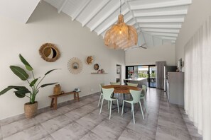 Flat-screen TV - Casa Carpe Diem with private pool (Willemstad)