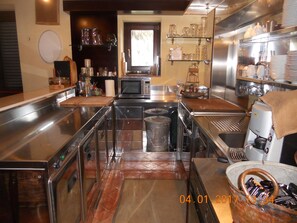 Fridge, microwave, oven, stovetop - Relaxation Oasis in Val di Noto:  Villa with 5 ensuite rooms for 11 guests (Noto)