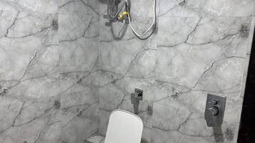 Double Room, City View | Bathroom