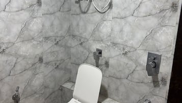 Doppelzimmer, Stadtblick | Badezimmer