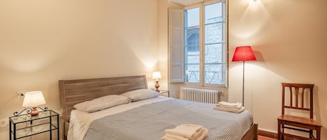 2 bedrooms, desk, WiFi, bed sheets