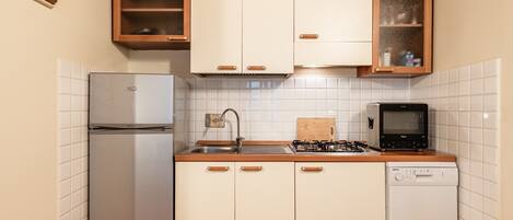 Kylskåp, mikrovågsugn, spishäll och diskmaskin