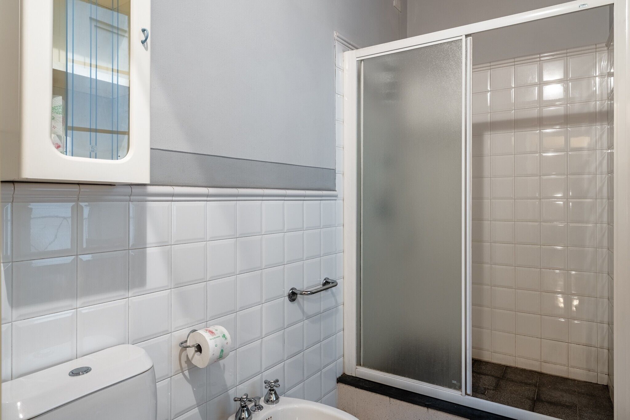 Douche, sèche-cheveux, serviettes fournies