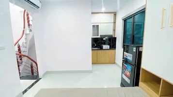 Estudio Premier, balcón, vistas a la ciudad | Cocina privada | Frigorífico