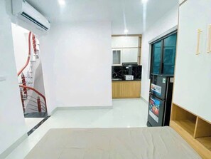 Premier Studio, Balcony, City View | Private kitchen | Fridge