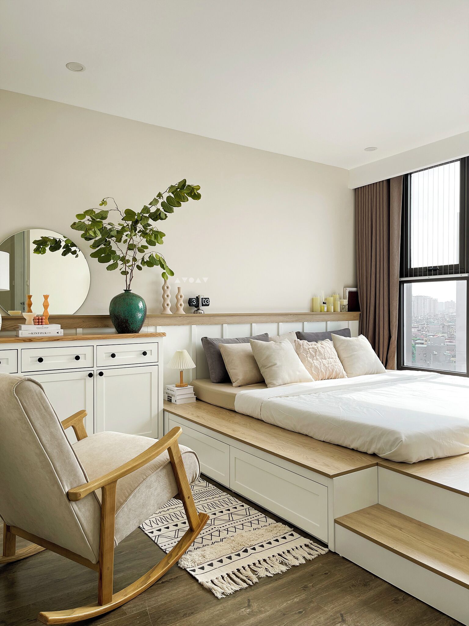 Free minibar, individually decorated, individually furnished, desk