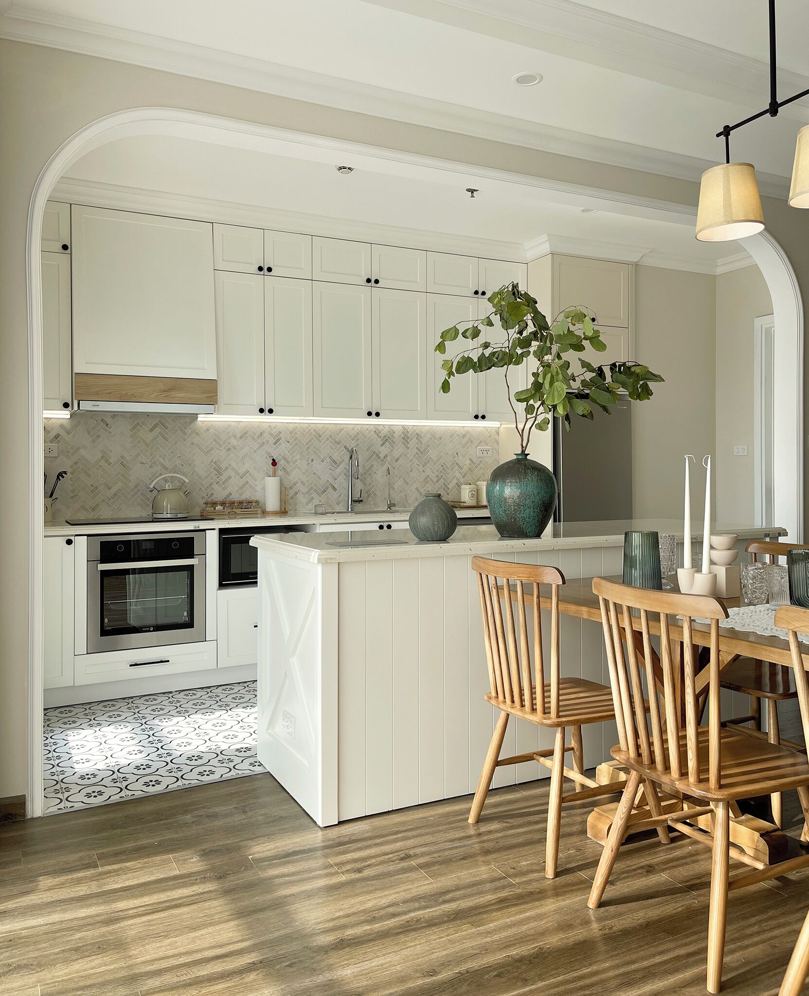 Refrigerador, microondas, cafetera de espresso y cafetera y tetera 