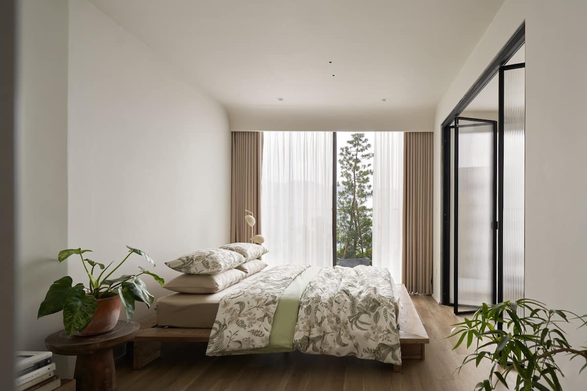 Free minibar, individually decorated, individually furnished, desk