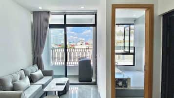 Estudio Premier, balcón, vistas a la ciudad | Espacio para trabajar con un portátil y wifi gratis