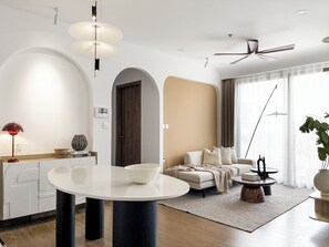 免費迷你吧、獨特裝潢、布置獨特、書桌