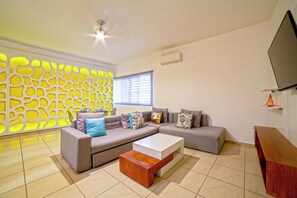 Appartement Confort | Coin séjour | Télévision LED de 50 pouces avec chaînes numériques