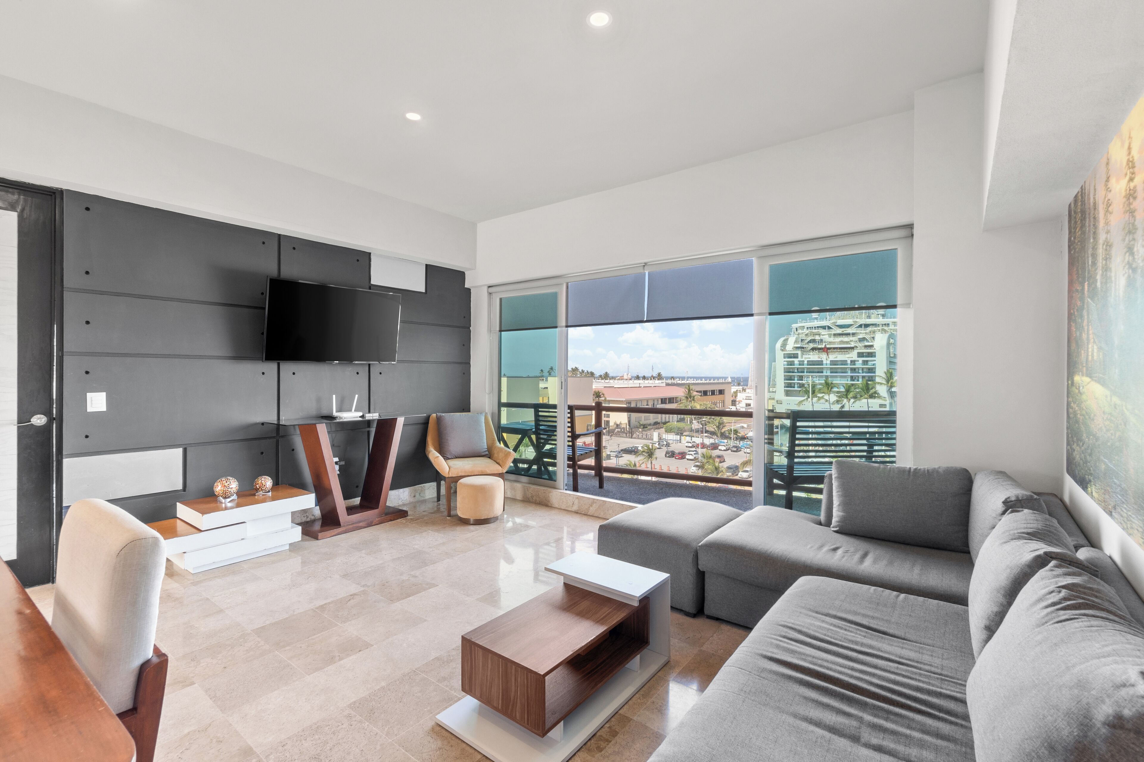 Apartamento panorámico | Zona de estar | Televisión LED de 50 pulgadas con canales digitales